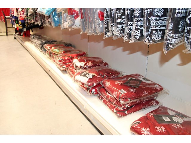 Kerstjurkjes, truien en suits aan zevendelige wandstelling aan wandrek, ruim 300 stuks. - afbeelding 5 van  13