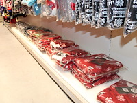 Kerstjurkjes, truien en suits aan zevendelige wandstelling aan wandrek, ruim 300 stuks. - afbeelding 5 van  13