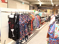 Kerstjurkjes, truien en suits aan zevendelige wandstelling aan wandrek, ruim 300 stuks. - afbeelding 1 van  13