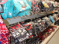 Kerstjurkjes, truien en suits aan zevendelige wandstelling aan wandrek, ruim 300 stuks. - afbeelding 11 van  13