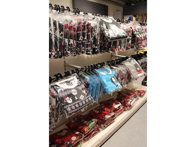 Kerstjurkjes, truien en suits aan zevendelige wandstelling aan wandrek, ruim 300 stuks. - afbeelding 13 van  13