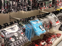 Kerstjurkjes, truien en suits aan zevendelige wandstelling aan wandrek, ruim 300 stuks. - afbeelding 13 van  13