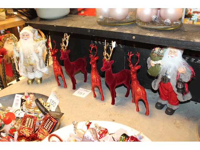 Kerstmannen en herten op schap zeven stuks, hoogte 30 cm. - afbeelding 1 van  2