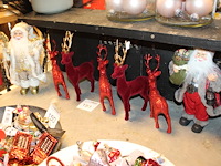 Kerstmannen en herten op schap zeven stuks, hoogte 30 cm. - afbeelding 1 van  2