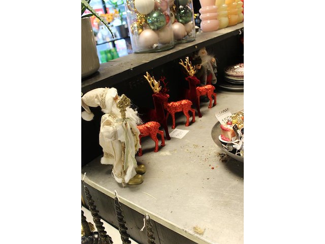 Kerstmannen en herten op schap zeven stuks, hoogte 30 cm. - afbeelding 2 van  2