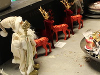 Kerstmannen en herten op schap zeven stuks, hoogte 30 cm. - afbeelding 2 van  2