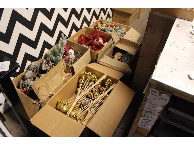 Kerstmaterialen in 14 dozen o.a. ballen, bomen, decoratie etc. - afbeelding 1 van  8