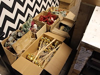 Kerstmaterialen in 14 dozen o.a. ballen, bomen, decoratie etc. - afbeelding 1 van  8