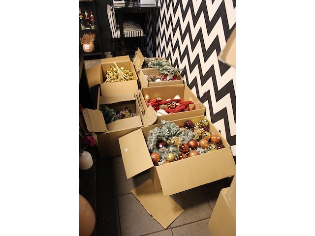 Kerstmaterialen in 14 dozen o.a. ballen, bomen, decoratie etc. - afbeelding 2 van  8