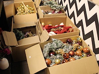 Kerstmaterialen in 14 dozen o.a. ballen, bomen, decoratie etc. - afbeelding 2 van  8