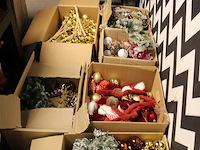 Kerstmaterialen in 14 dozen o.a. ballen, bomen, decoratie etc. - afbeelding 3 van  8