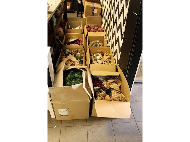 Kerstmaterialen in 14 dozen o.a. ballen, bomen, decoratie etc. - afbeelding 4 van  8