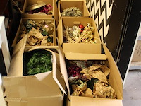 Kerstmaterialen in 14 dozen o.a. ballen, bomen, decoratie etc. - afbeelding 4 van  8