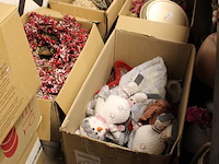 Kerstmaterialen in 14 dozen o.a. ballen, bomen, decoratie etc. - afbeelding 5 van  8