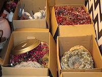 Kerstmaterialen in 14 dozen o.a. ballen, bomen, decoratie etc. - afbeelding 6 van  8