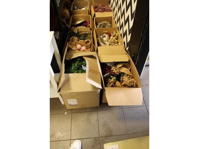Kerstmaterialen in 14 dozen o.a. ballen, bomen, decoratie etc. - afbeelding 7 van  8