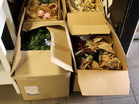 Kerstmaterialen in 14 dozen o.a. ballen, bomen, decoratie etc. - afbeelding 7 van  8