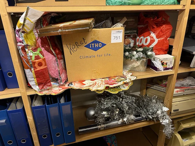 Kerstproducten w.o. ballen, slingers en schilderijtjes - afbeelding 1 van  3