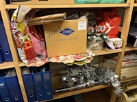 Kerstproducten w.o. ballen, slingers en schilderijtjes