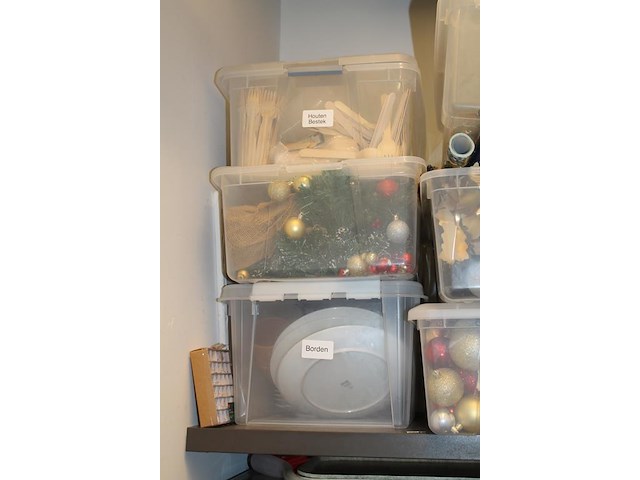 Kerstspullen op schap, in en om 7 kunststof bakken. - afbeelding 2 van  4