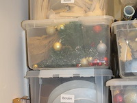 Kerstspullen op schap, in en om 7 kunststof bakken. - afbeelding 2 van  4