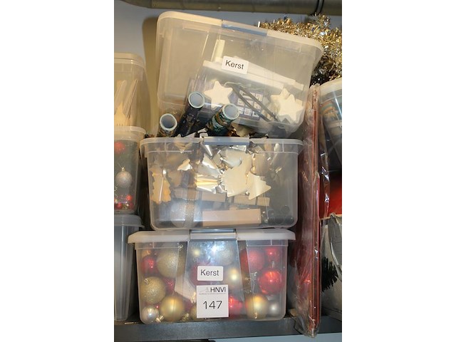 Kerstspullen op schap, in en om 7 kunststof bakken. - afbeelding 3 van  4