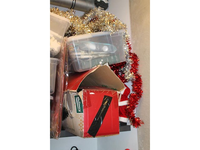 Kerstspullen op schap, in en om 7 kunststof bakken. - afbeelding 4 van  4