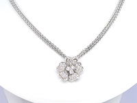 Ketting met diamanten in bloemvorm - afbeelding 1 van  9