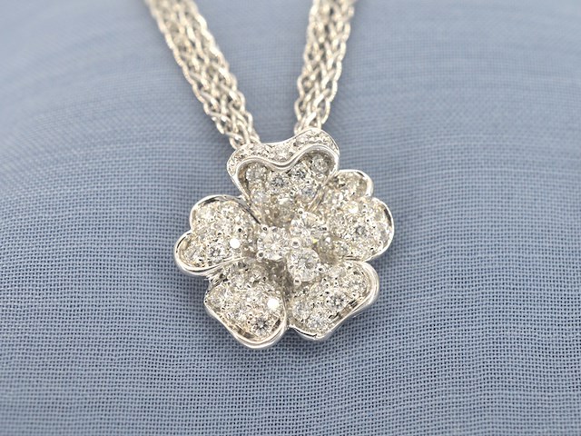 Ketting met diamanten in bloemvorm - afbeelding 2 van  9