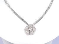 Ketting met diamanten in bloemvorm