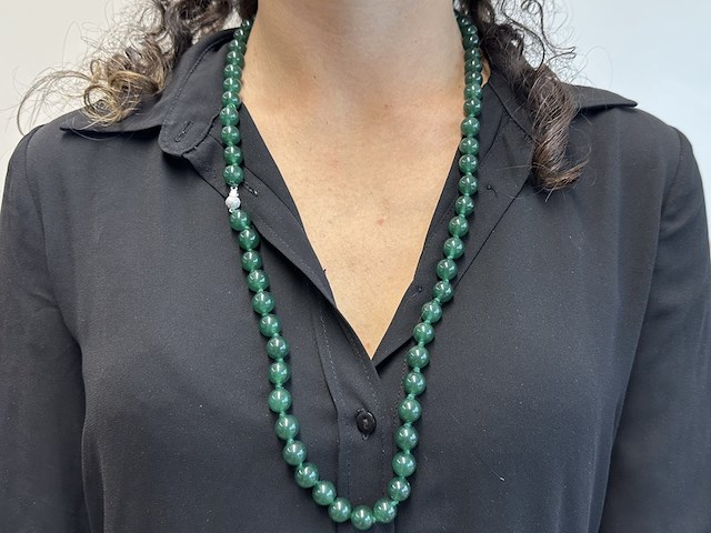 Ketting met jade edelsteen en een diamanten sluiting - afbeelding 2 van  8