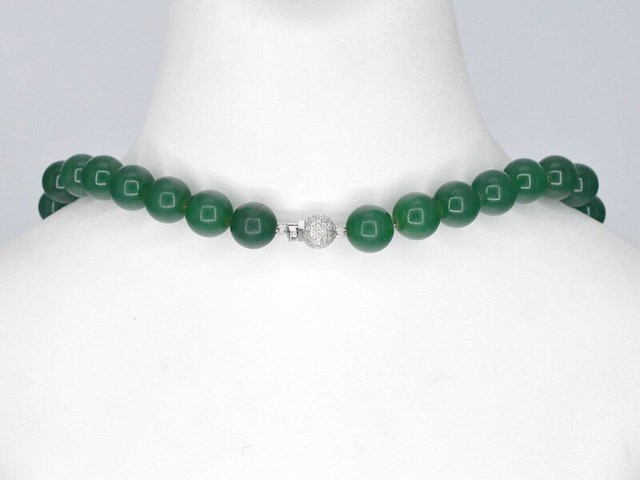 Ketting met jade edelsteen en een diamanten sluiting - afbeelding 6 van  8