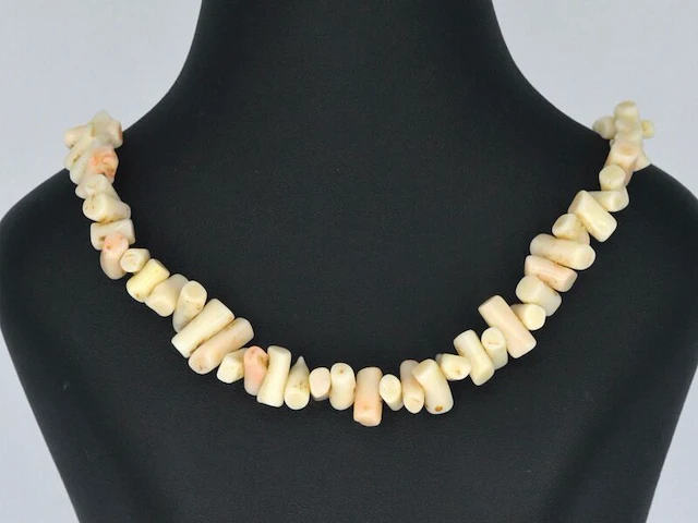 Ketting met roos-witte koraal edelstenen - afbeelding 1 van  5
