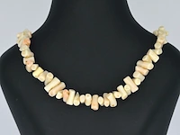 Ketting met roos-witte koraal edelstenen