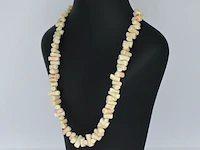 Ketting met roos-witte koraal edelstenen - afbeelding 2 van  5