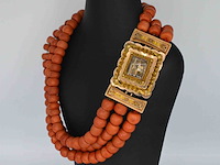 Ketting van bloedkoraal met bijzondere authentieke gouden sluiting