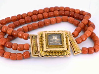 Ketting van bloedkoraal met bijzondere authentieke gouden sluiting - afbeelding 7 van  10