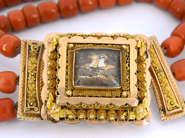 Ketting van bloedkoraal met bijzondere authentieke gouden sluiting - afbeelding 8 van  10