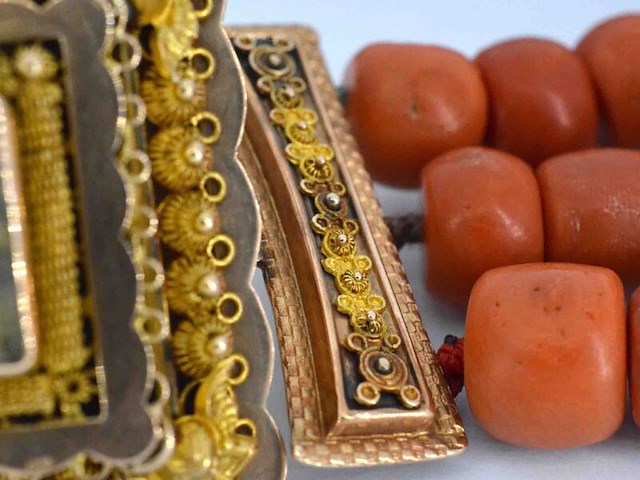Ketting van bloedkoraal met bijzondere authentieke gouden sluiting - afbeelding 9 van  11