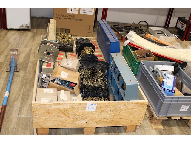 Kettingen in diverse uitvoeringen op pallet. - afbeelding 1 van  3
