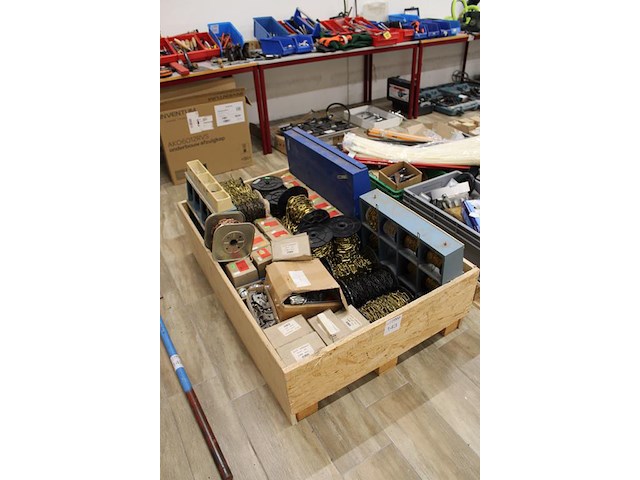 Kettingen in diverse uitvoeringen op pallet. - afbeelding 2 van  3