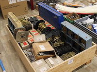 Kettingen in diverse uitvoeringen op pallet. - afbeelding 2 van  3