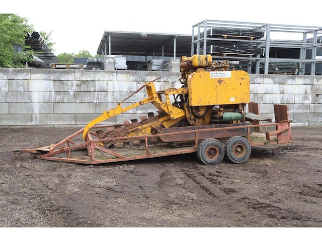 Kettingfreesmachine diesel op aanhanger - afbeelding 1 van  1