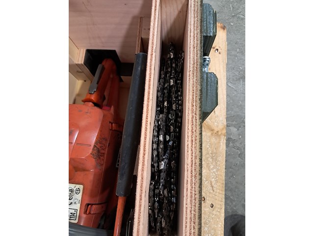 Kettingzaag in houten transportkist, husqvarna, 359g, 2002 - afbeelding 2 van  7