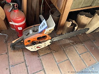 Kettingzaag van het merk solo, model 615 va, met serienummer 27603. het toestel is voorzien van een benzinemotor en een trekstarter. - afbeelding 1 van  2