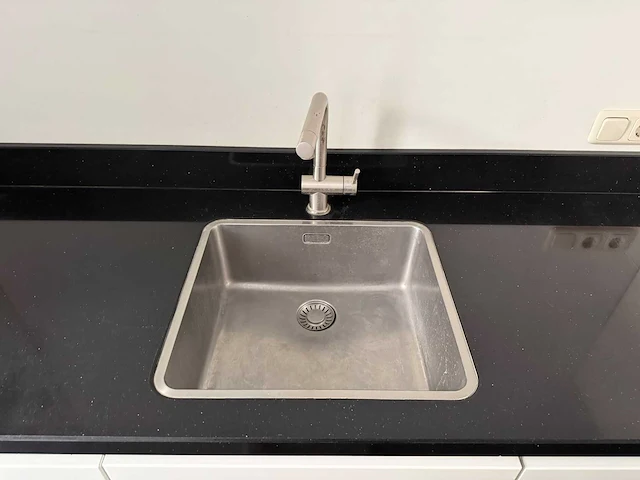 Keuken + eiland met apparatuur - afbeelding 6 van  27