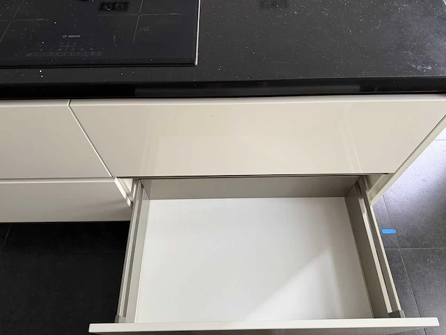 Keuken + eiland met apparatuur - afbeelding 7 van  27