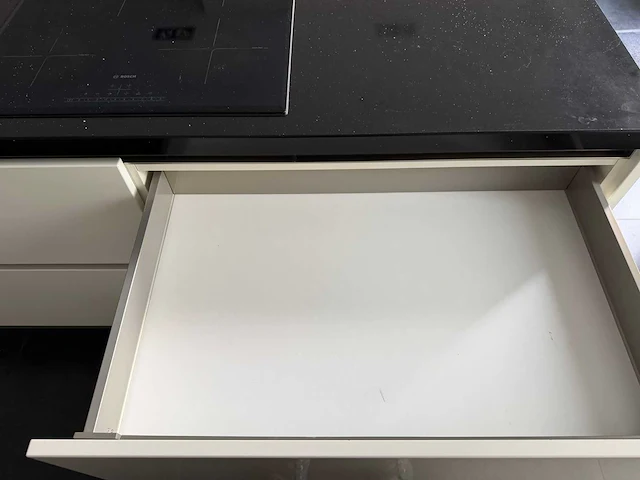 Keuken + eiland met apparatuur - afbeelding 8 van  27