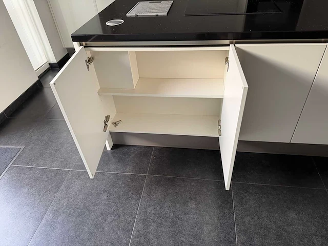 Keuken + eiland met apparatuur - afbeelding 11 van  27