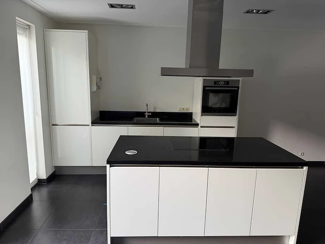 Keuken + eiland met apparatuur - afbeelding 1 van  27